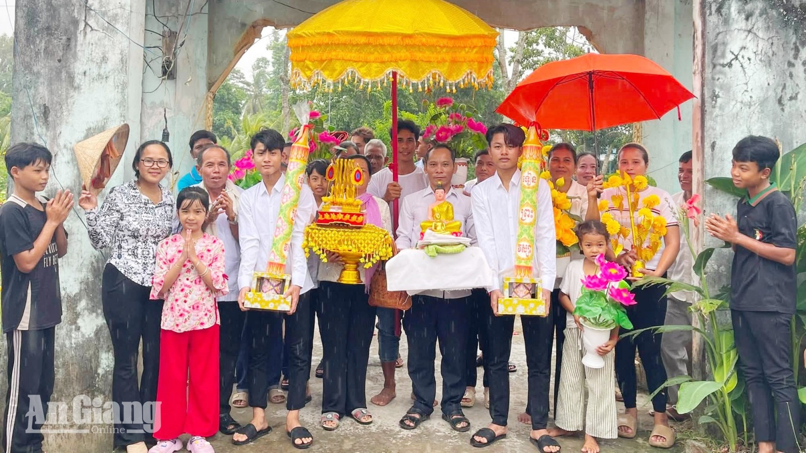 Đèn cầy hạ thắp sáng niềm tin mùa an cư kiết hạ