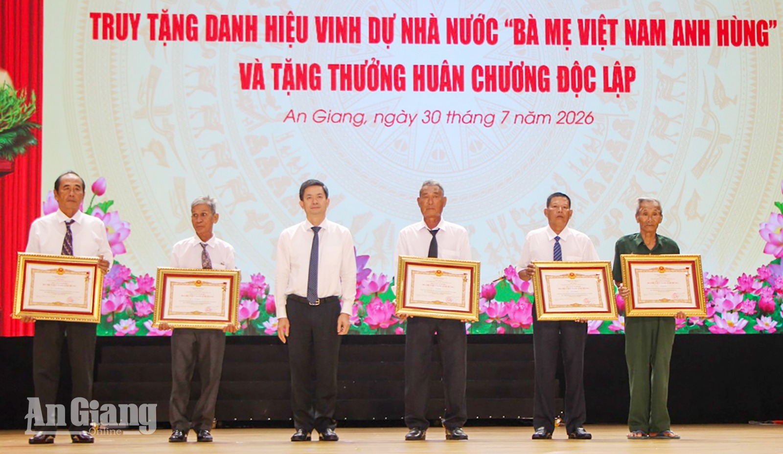 Chủ tịch UBND tỉnh An Giang Hồ Văn Mừng yêu cầu mỗi phong trào thi đua phải hướng đến những kết quả cụ thể, thiết thực