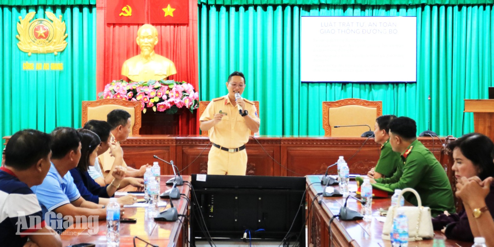 Cán bộ Phòng Cảnh sát giao thông (Công an tỉnh An Giang) tuyên truyền pháp luật TTATGT