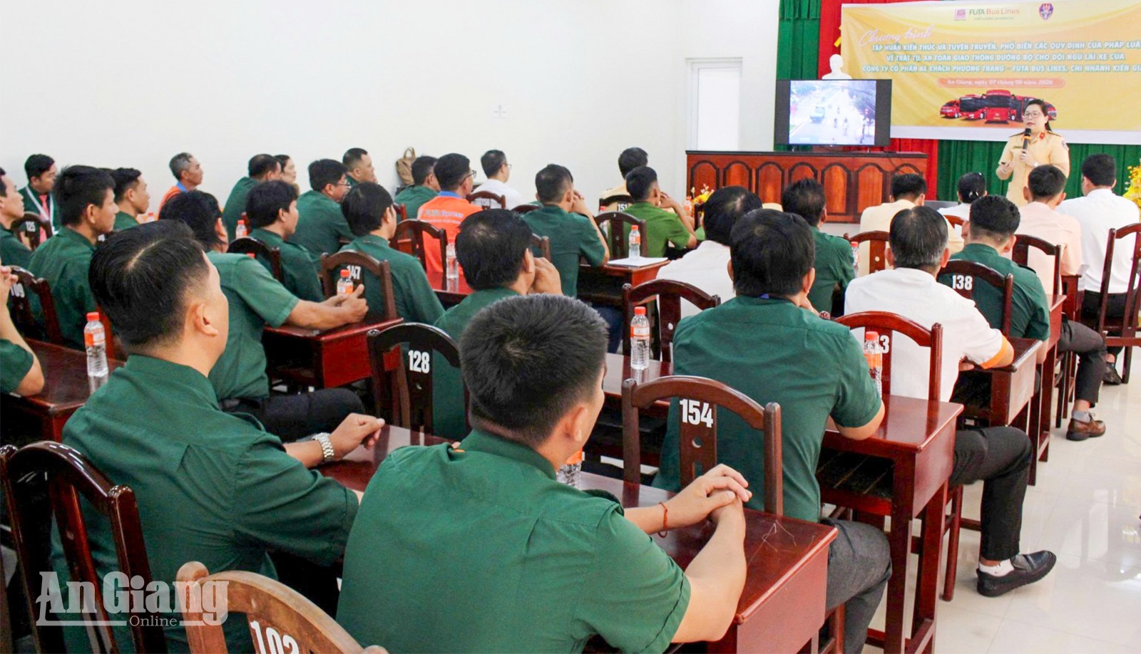 Cán bộ Phòng Cảnh sát giao thông phổ biến những nội dung trọng tâm của Luật Trật tự, an toàn giao thông đường bộ