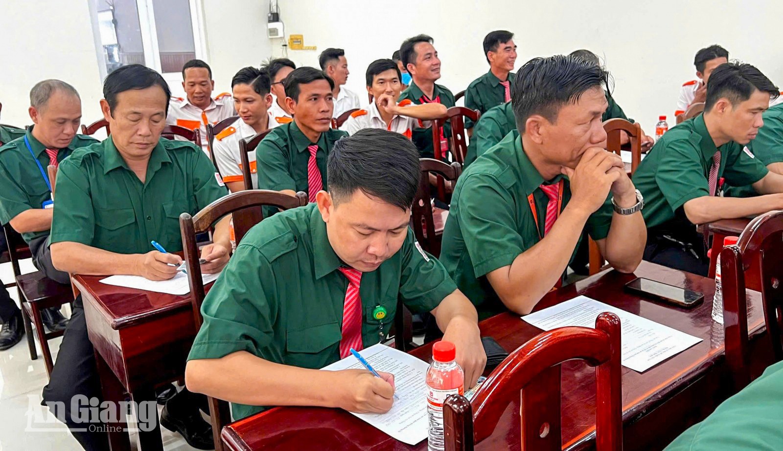 Các tài xế thực hiện ký cam kết