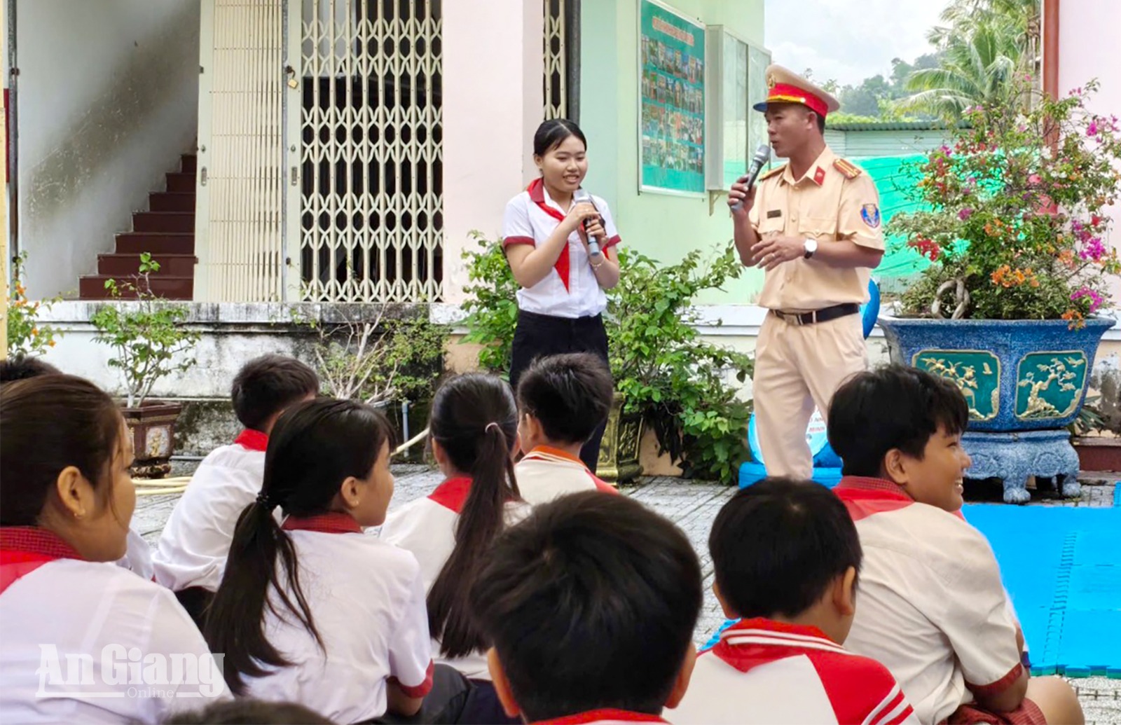 Học sinh trả lời câu hỏi sau khi được nghe cán bộ Cảnh sát giao thông tuyên truyền