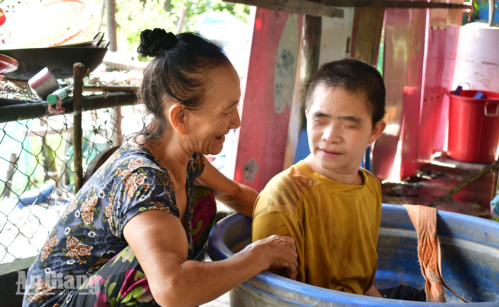 NỖI ĐAU DA CAM - Kỳ 2: Một ngày chăm bốn người con
