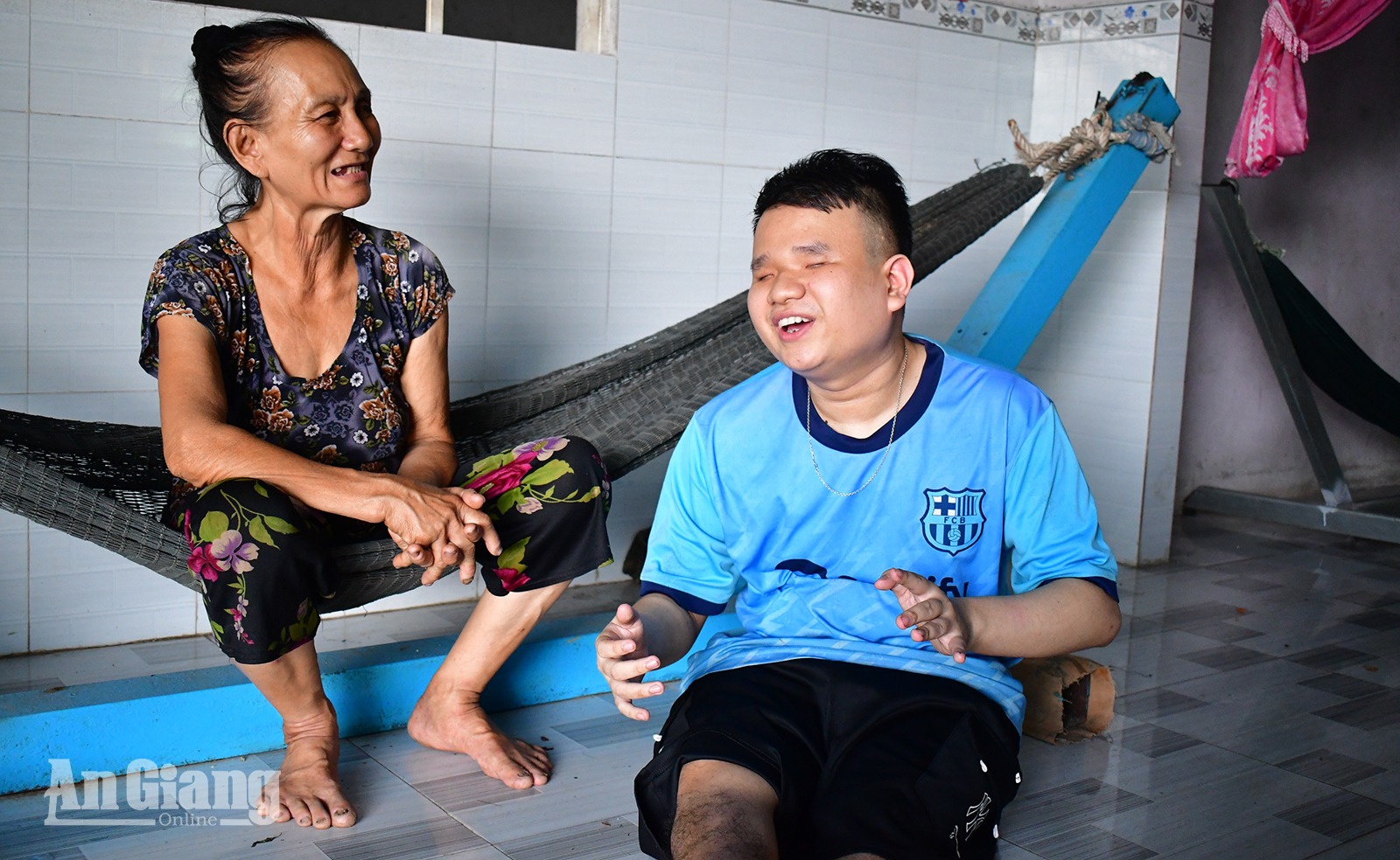 NỖI ĐAU DA CAM - Kỳ 2: Một ngày chăm bốn người con