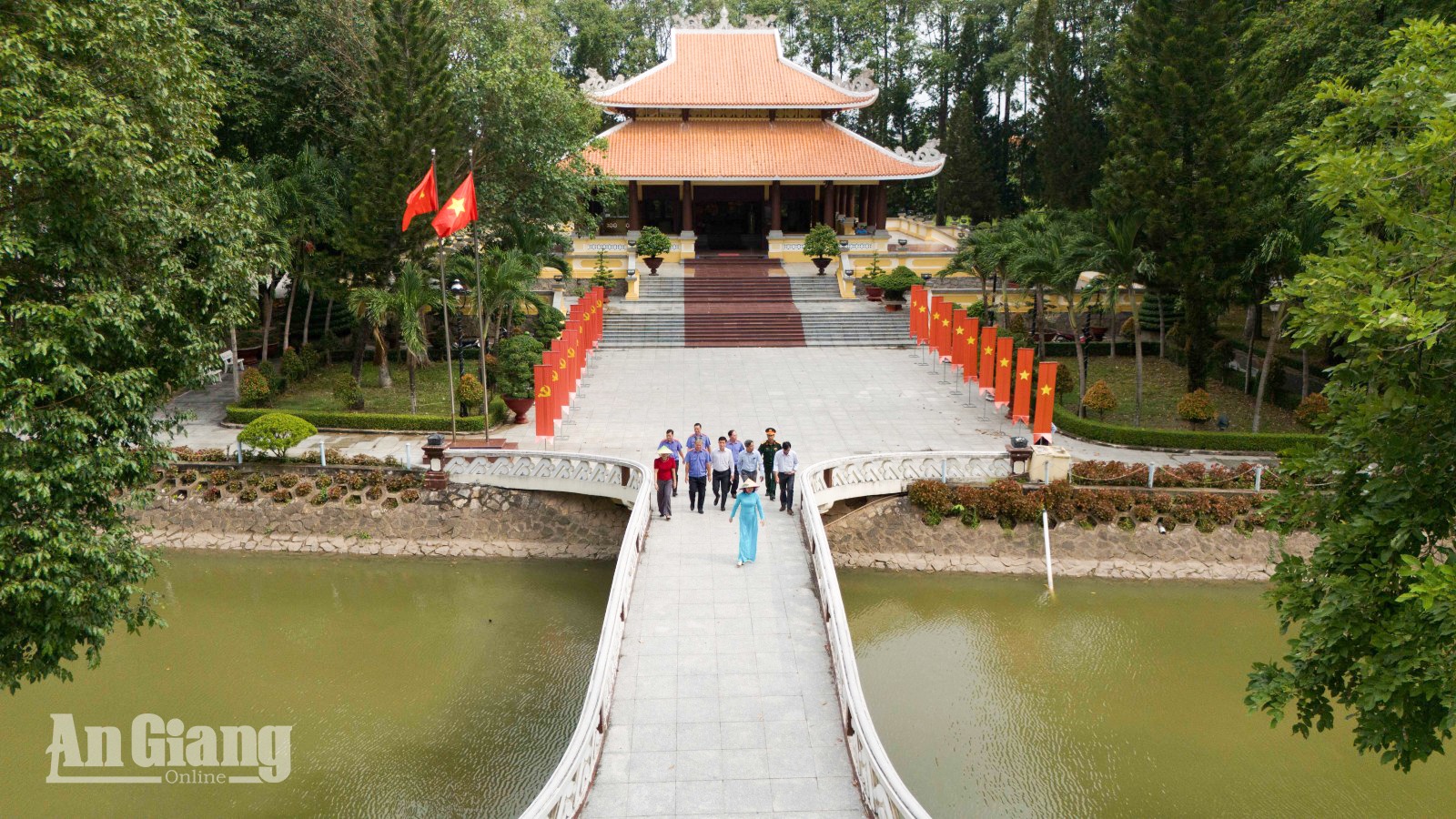 Đền thờ Chủ tịch Tôn Đức Thắng nằm giữa Khu lưu niệm luôn đón nhiều đoàn khách trong và ngoài địa phương đến viếng, dâng hương