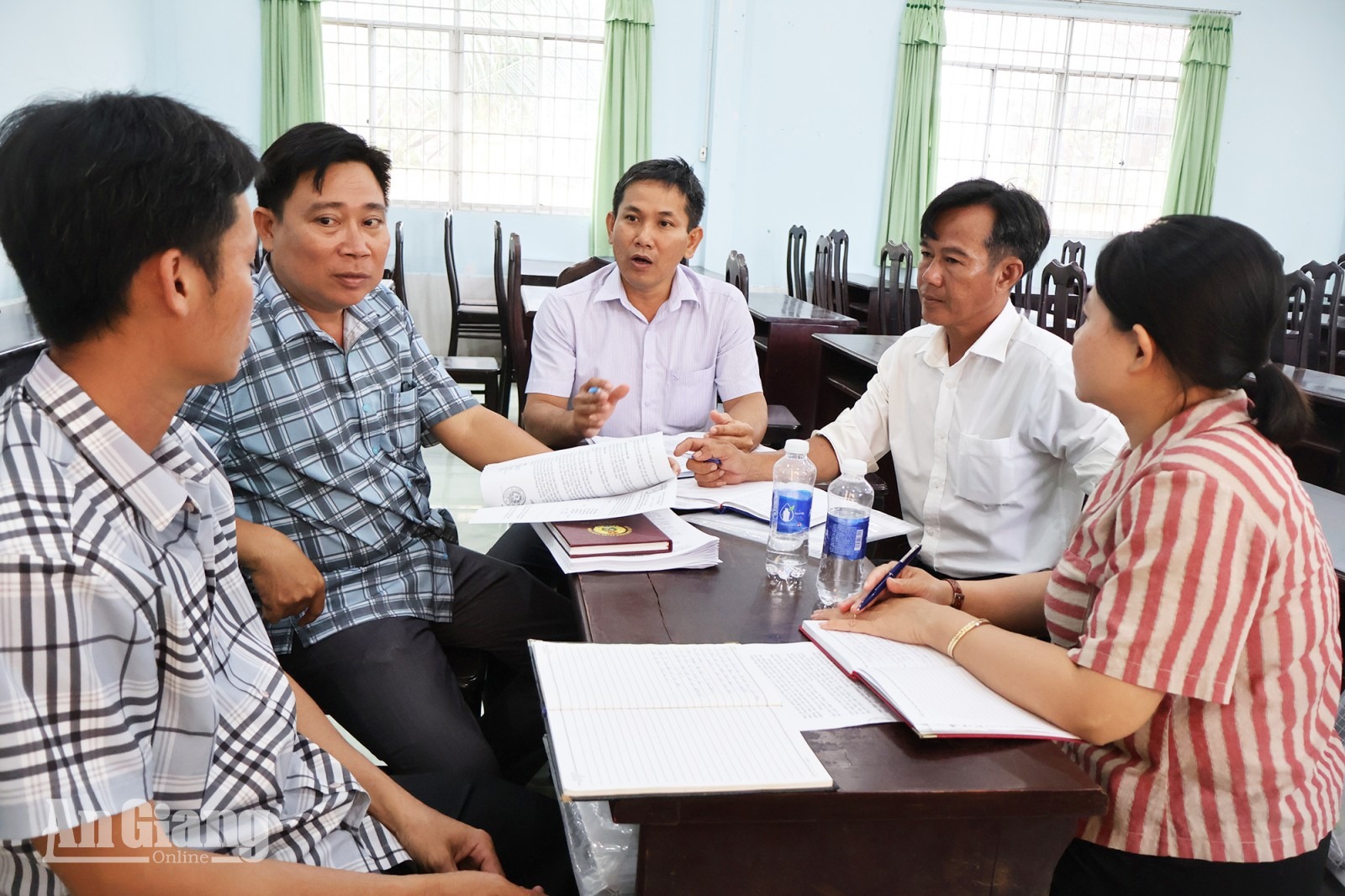 Châu Thành lấy ý kiến từng hộ dân về việc thành lập phường