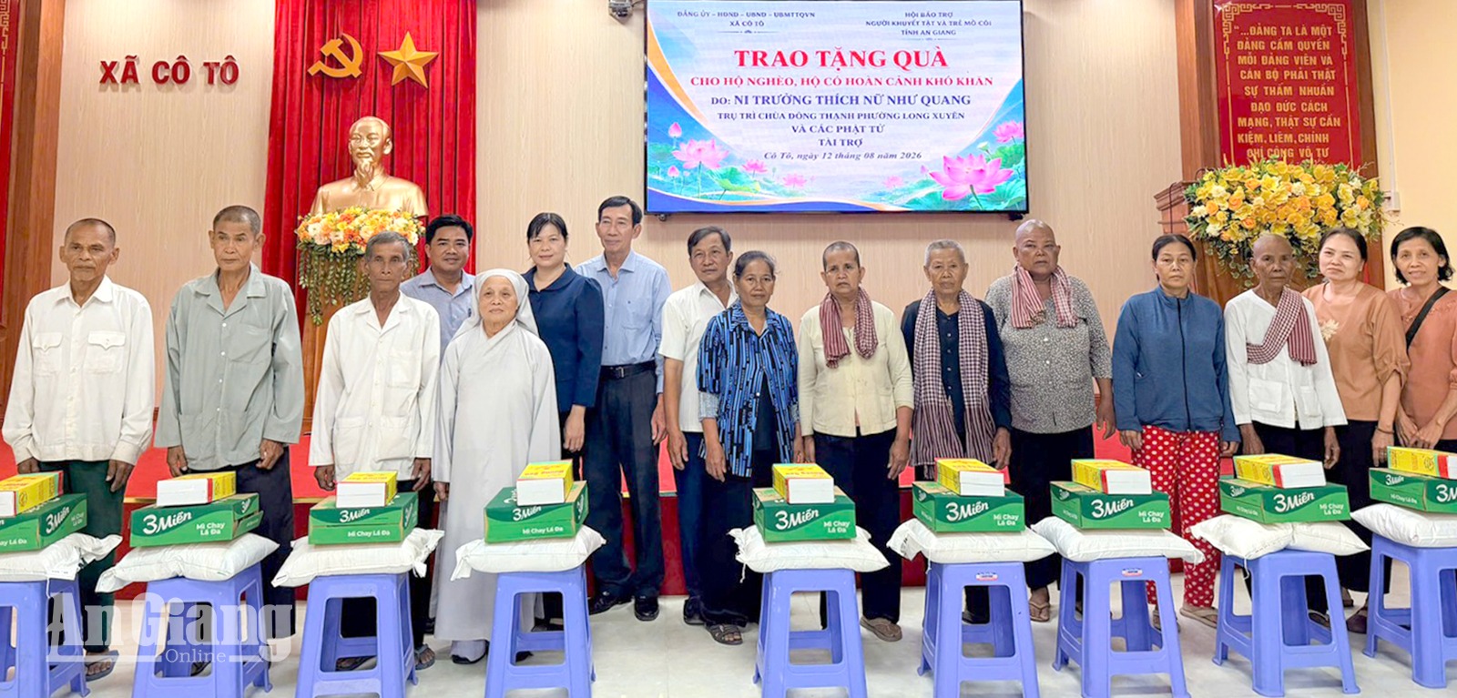 Trao 200 suất quà cho người dân xã Cô Tô