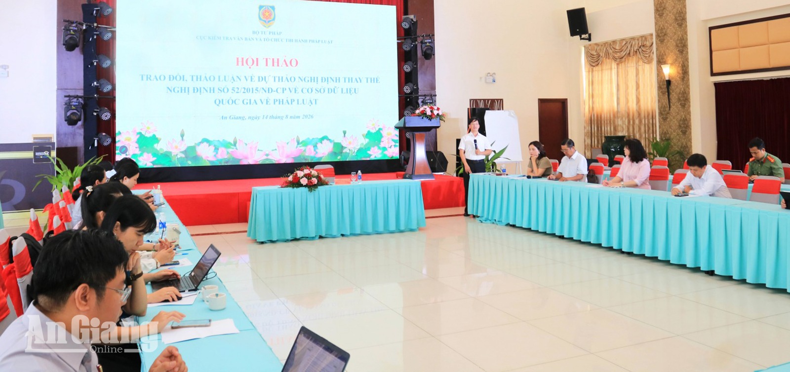 Đại biểu tham dự hội thảo trực tiếp tại điểm cầu phường Rạch Giá