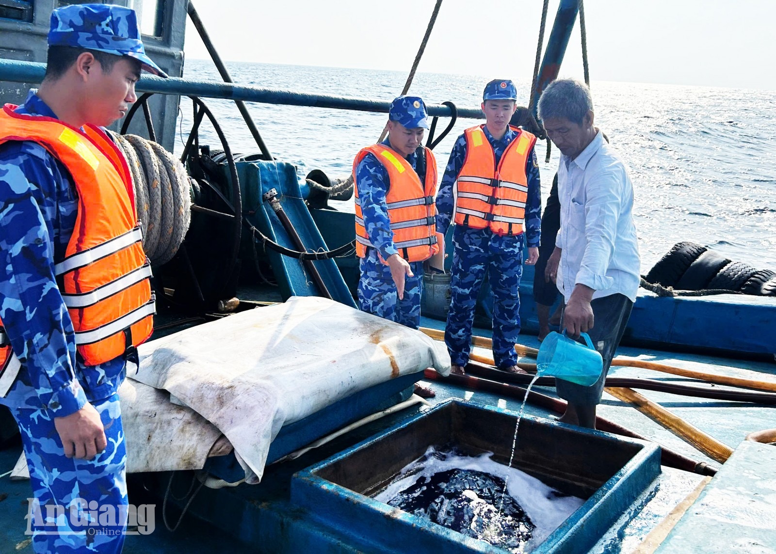 Bắt giữ tàu vận chuyển trái phép khoảng 130.000 lít dầu D.O