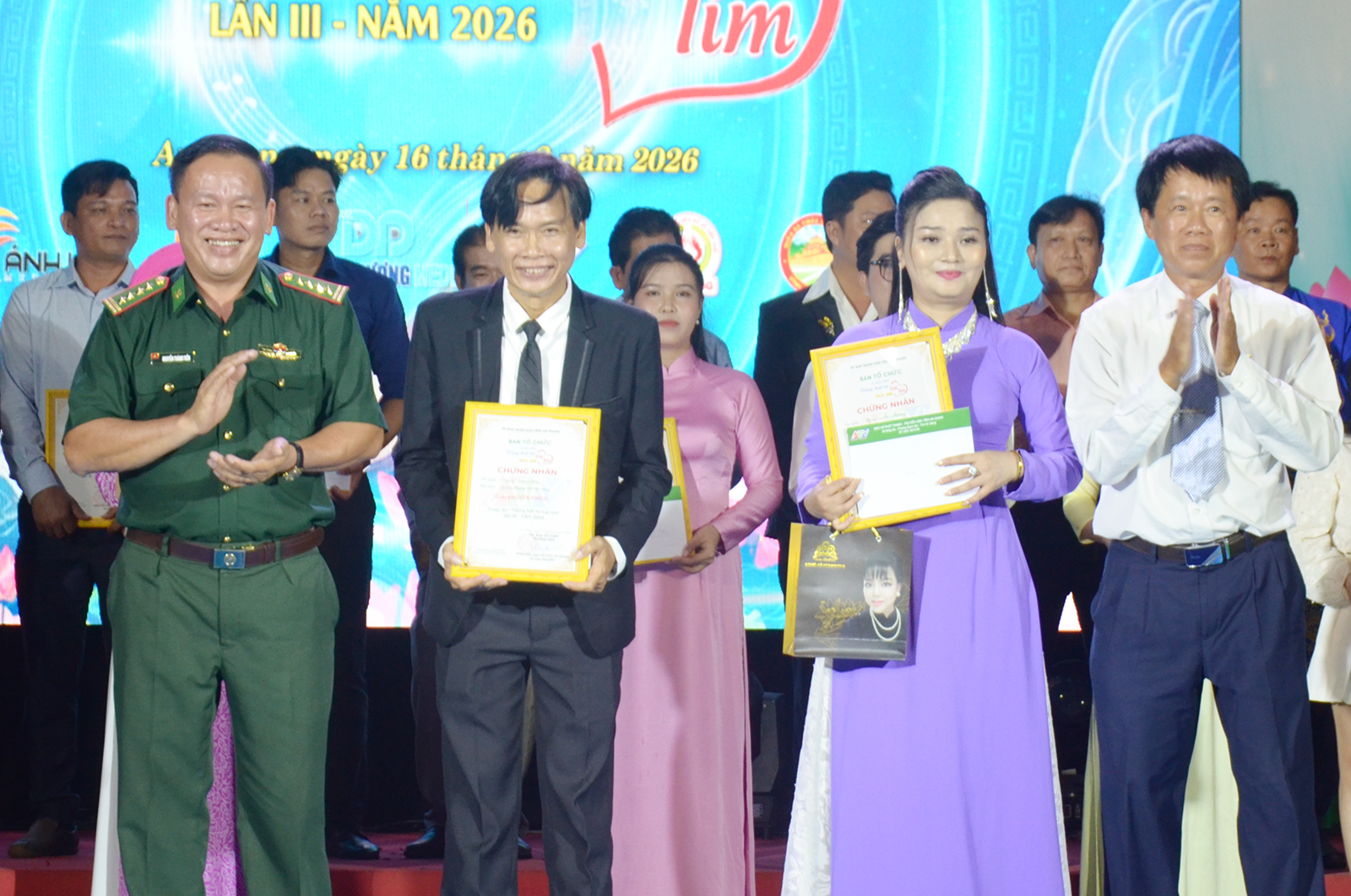 Thí sinh Trần Thị Cẩm Hồng đoạt giải nhất Cuộc thi “Tiếng hát từ trái tim” lần thứ III