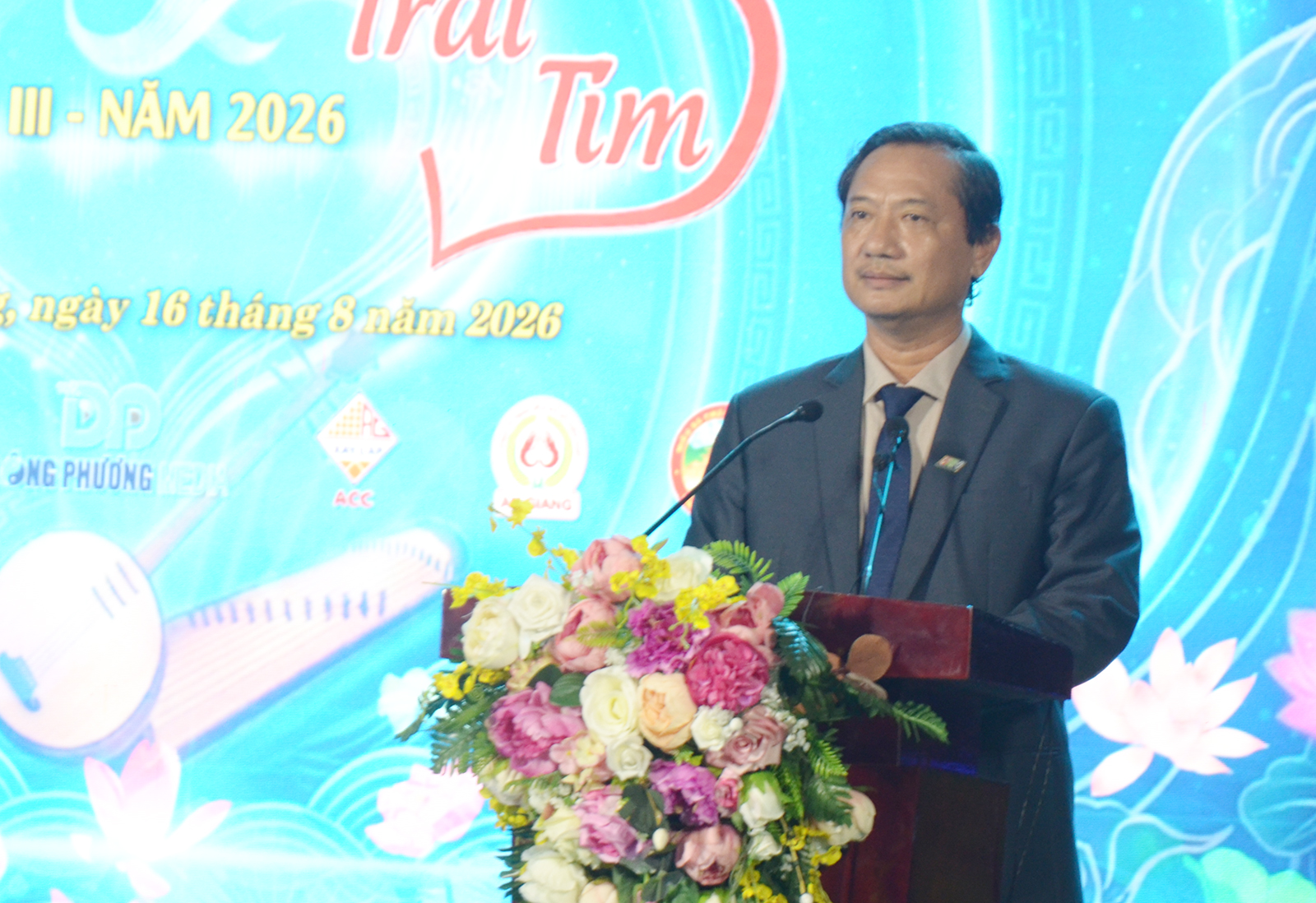 Thí sinh Trần Thị Cẩm Hồng đoạt giải nhất Cuộc thi “Tiếng hát từ trái tim” lần thứ III