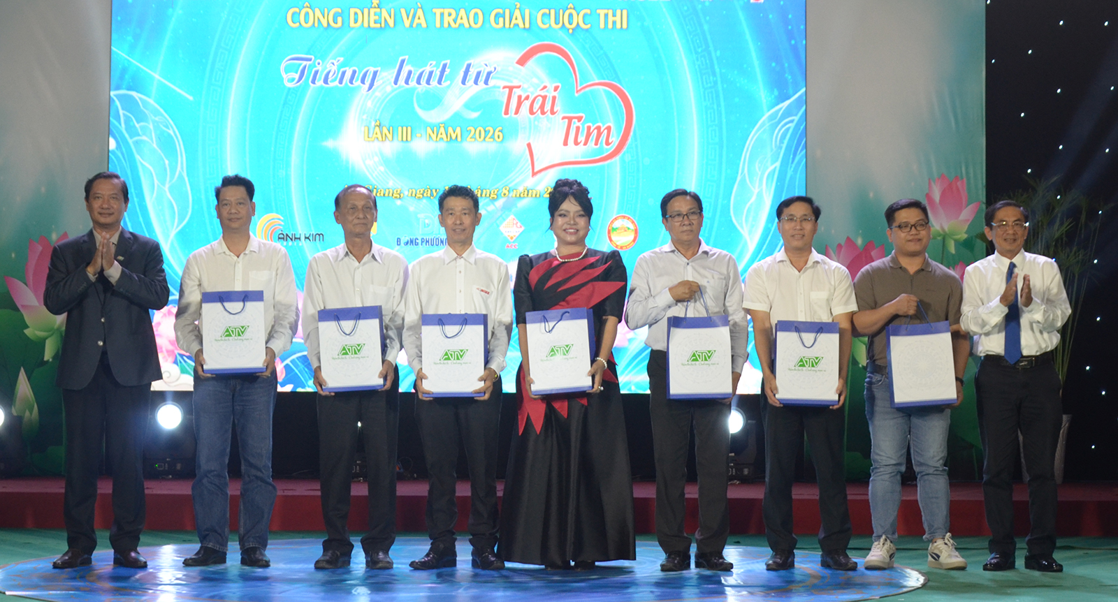 Thí sinh Trần Thị Cẩm Hồng đoạt giải nhất Cuộc thi “Tiếng hát từ trái tim” lần thứ III