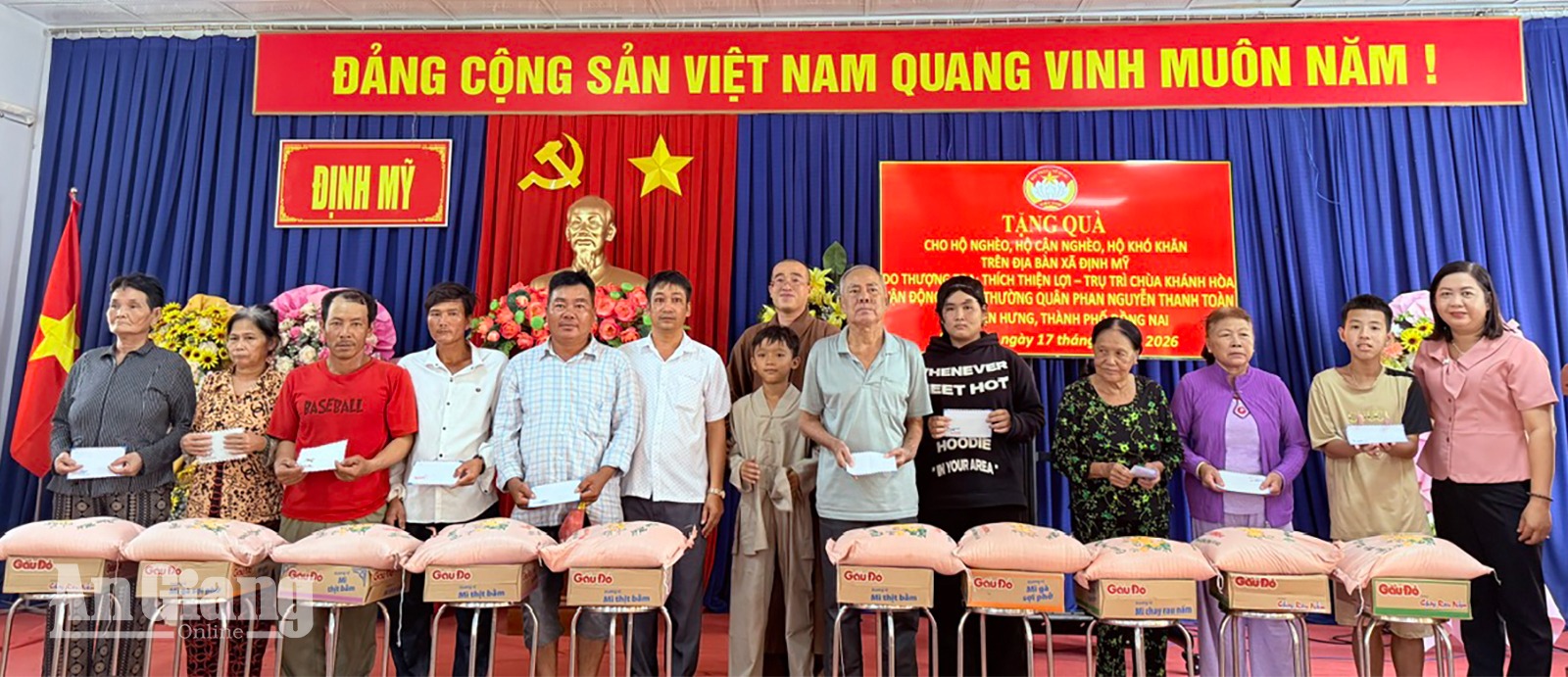 Trao 100 phần quà cho hộ khó khăn ở xã Định Mỹ