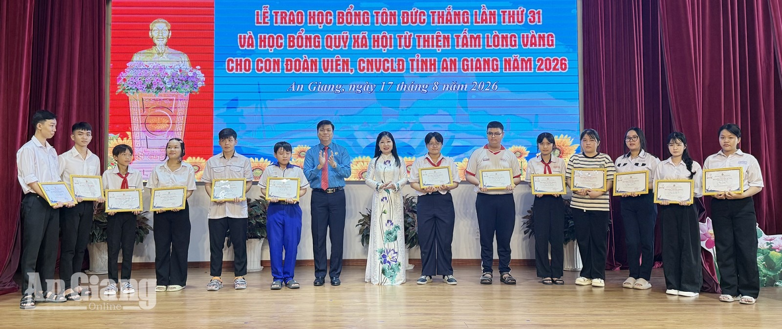 An Giang trao 110 suất học bổng, tổng kết cuộc thi ảnh về người lao động