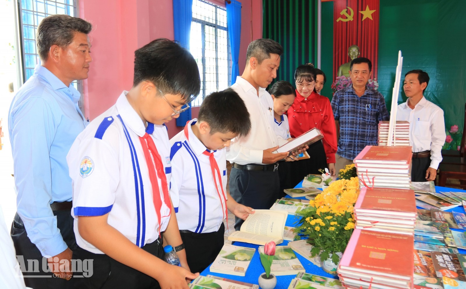 Đại biểu tham quan thư viện