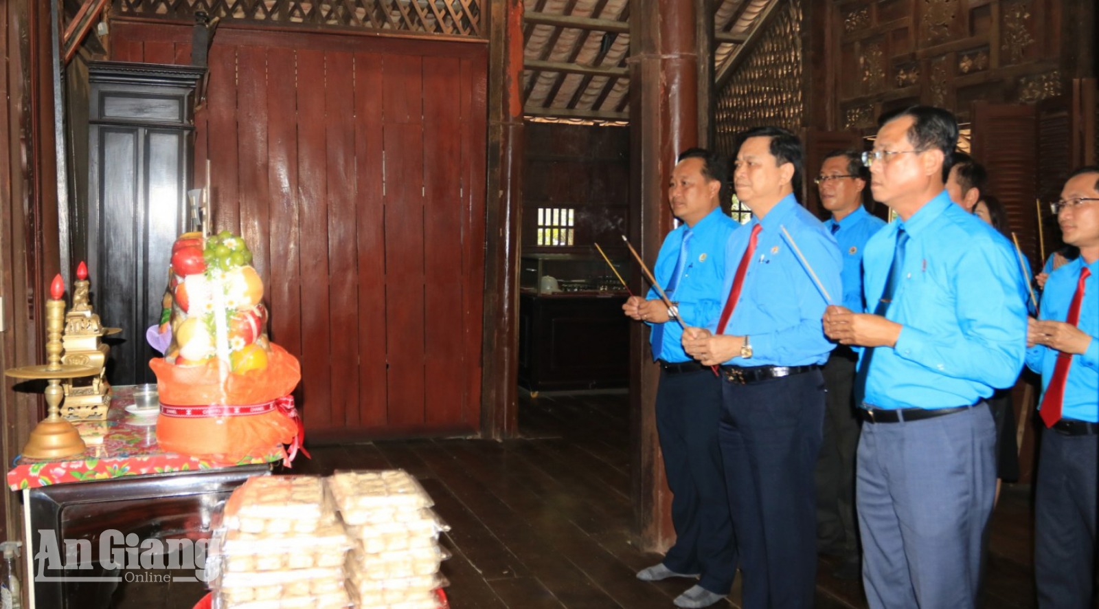 Đoàn công tác Liên đoàn Lao động tỉnh An Giang viếng, dâng hương Nhà lưu niệm Chủ tịch Tôn Đức Thắng