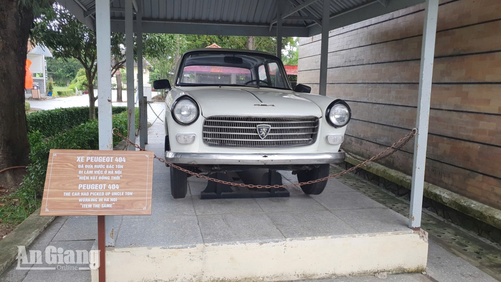 Xe đã đưa rước Bác Tôn đi làm việc ở Hà Nội - hiện vật được trưng bày tại Khu lưu niệm Chủ tịch Tôn Đức Thắng. Ảnh: TÚ MINH