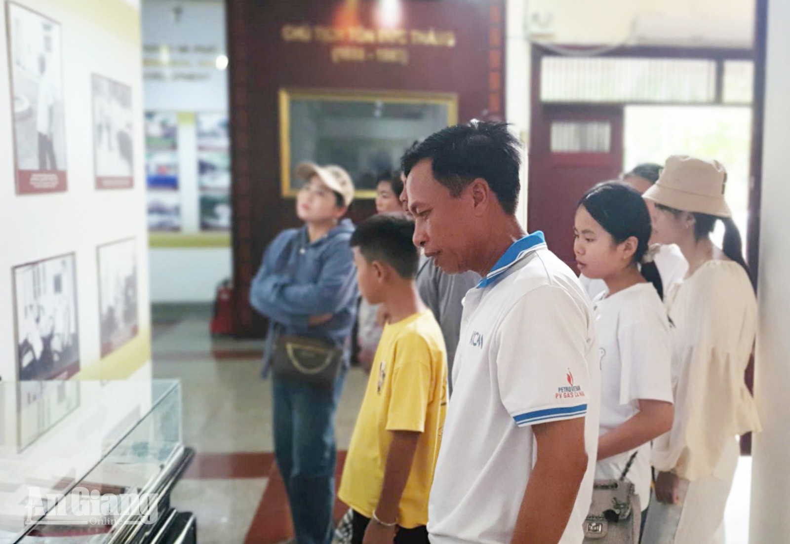 Du khách tham quan tham quan Nhà trưng bày thân thế và sự nghiệp Chủ tịch Tôn Đức Thắng. Ảnh: TÚ MINH