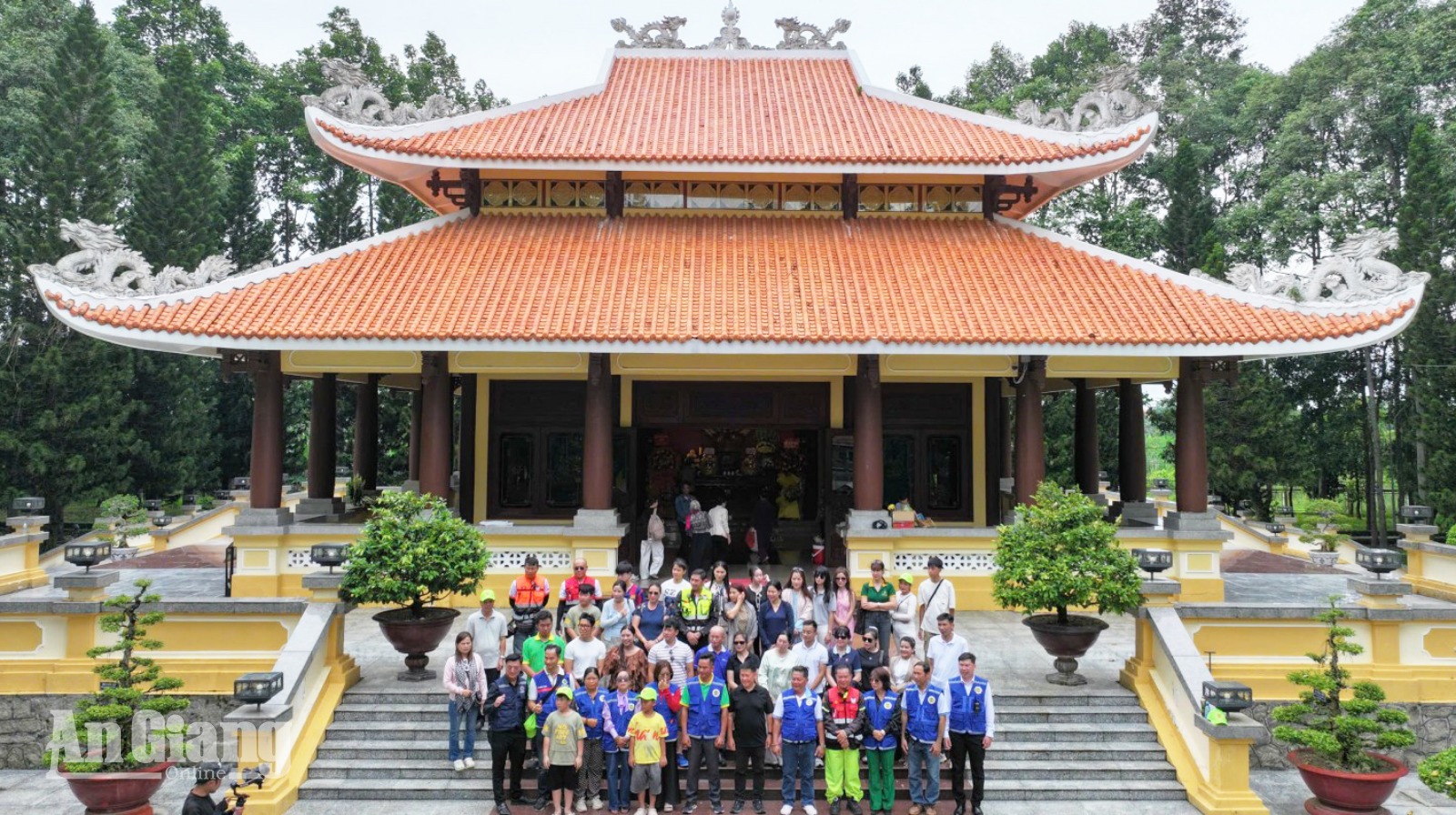 Du khách đến tham quan và chúp ảnh lưu niệm tại Đền tưởng niệm Chủ tịch Tôn Đức Thắng. Ảnh: ĐỨC BÌNH