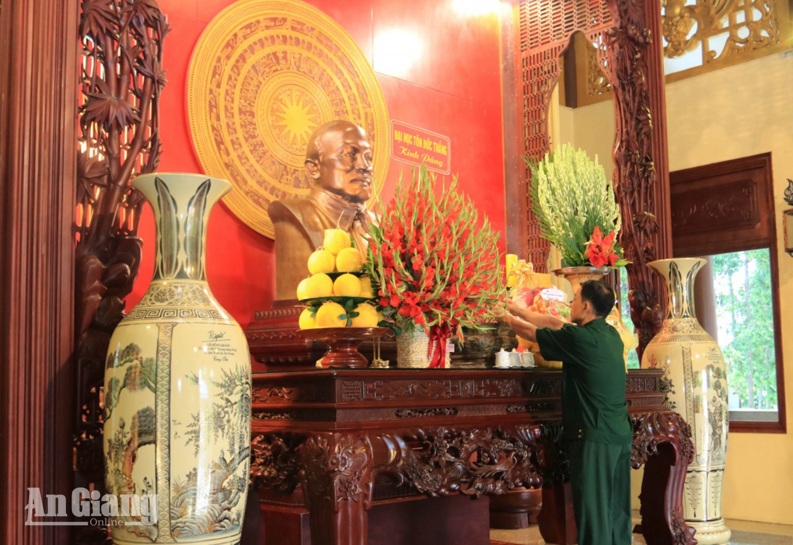 Cựu chiến binh Trương Công Tươi dâng hương tưởng nhớ Chủ tịch Tôn Đức Thắng. Ảnh: TIẾN HƯNG