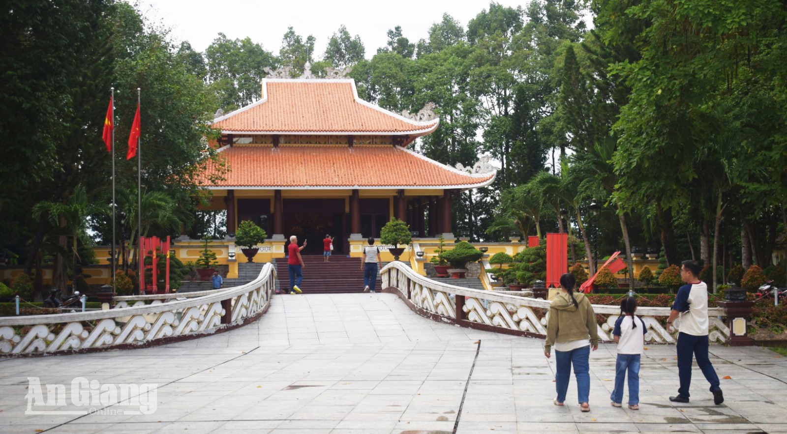Du khách tham quan tham quan Khu lưu niệm Chủ tịch Tôn Đức Thắng. Ảnh: TÚ MINH