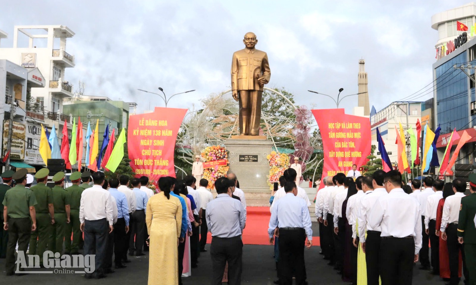 Lãnh đạo tỉnh An Giang và các đại biểu dâng hoa, tưởng niệm tại tượng đài Chủ tịch Tôn Đức Thắng (phường Long Xuyên)