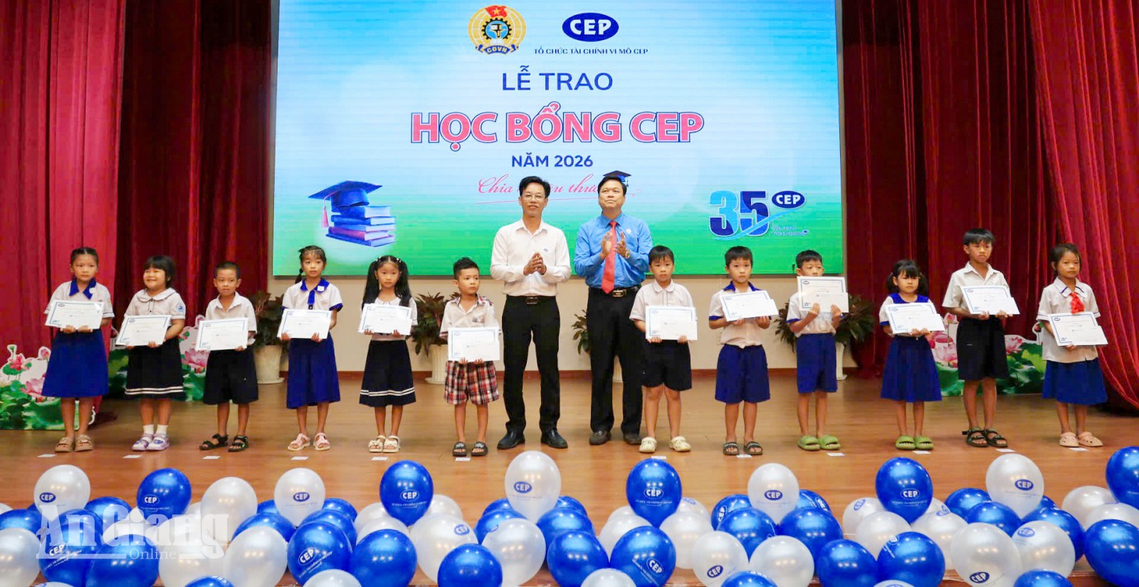 Trao học bổng và quà học tập cho các học sinh