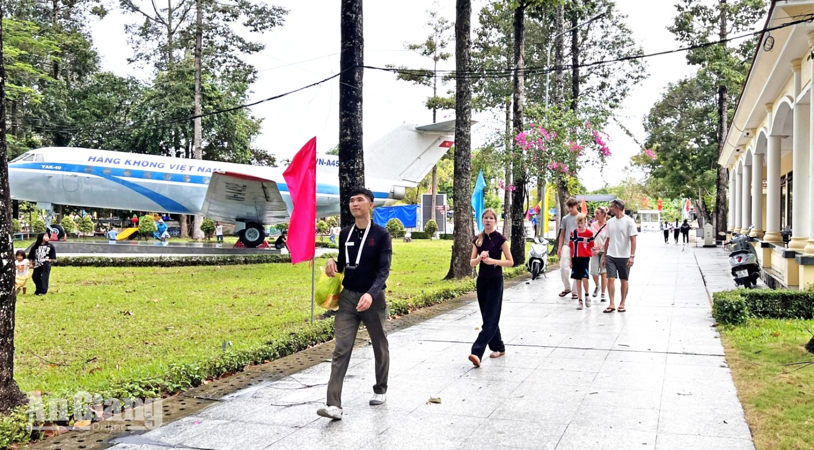 Các hoạt động đều thu hút đông đảo người dân trong và ngoài địa bàn đến tham quan, vui chơi, có cả người nước ngoài
