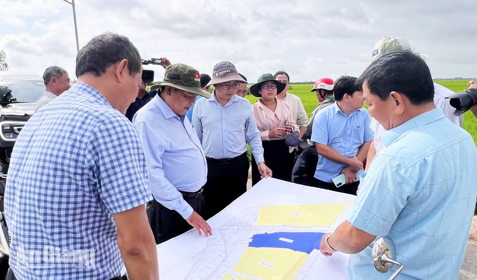 Phó Chủ tịch UBND tỉnh Ngô Công Thức khảo sát vùng thực hiện mô hình một triệu ha lúa chất lượng cao 