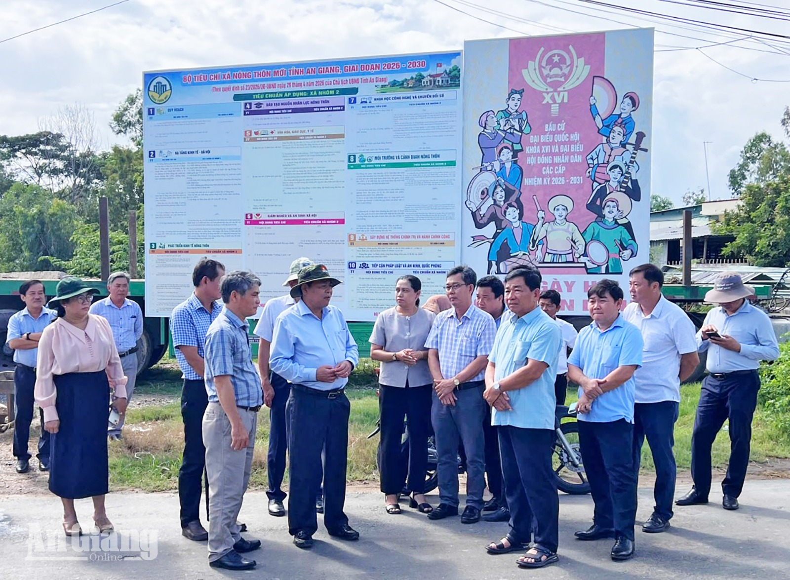 Phó Chủ tịch UBND tỉnh Ngô Công Thức khảo sát công trình kênh 7 xã