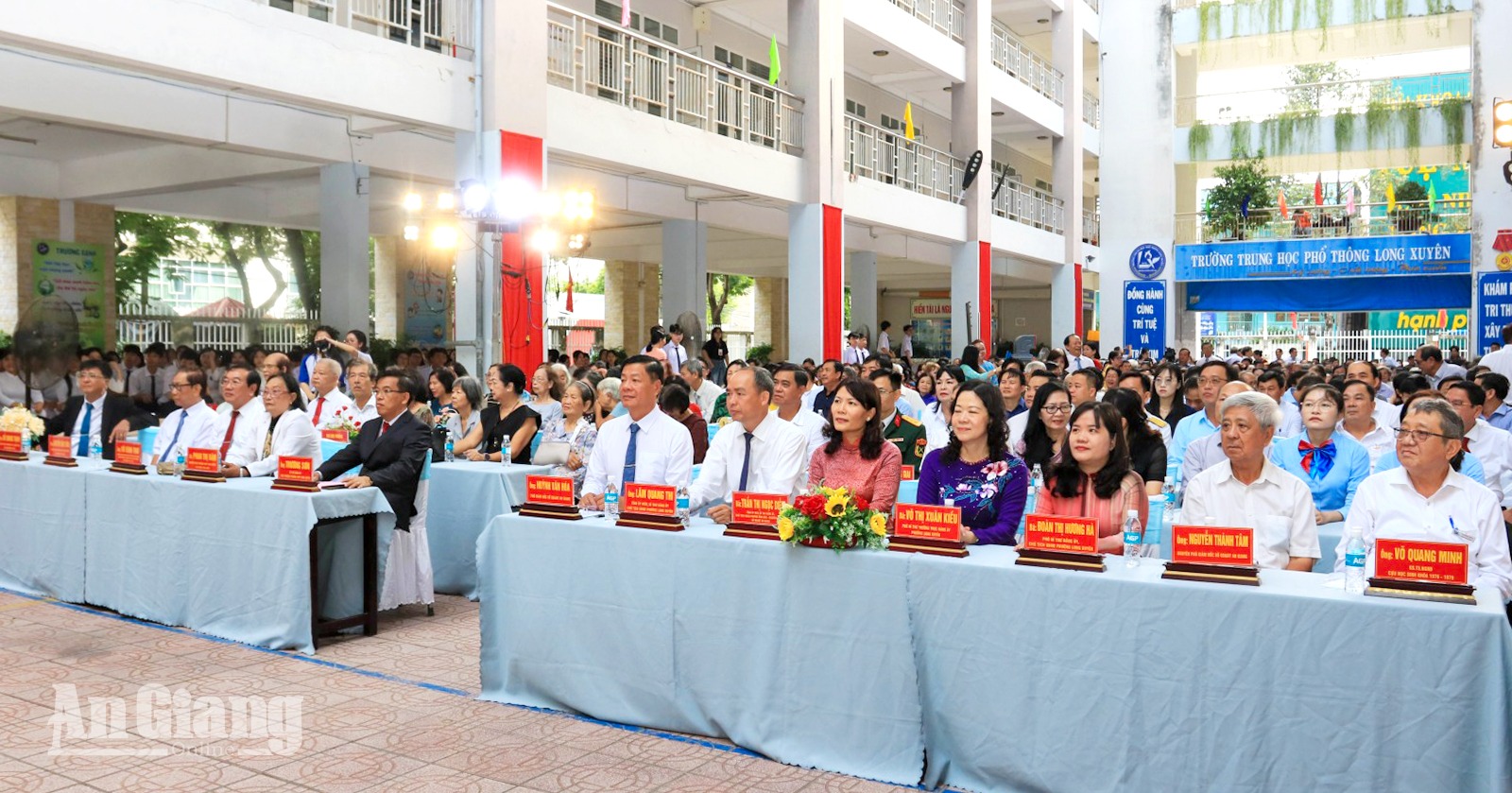 Đại biểu tham dự lễ 