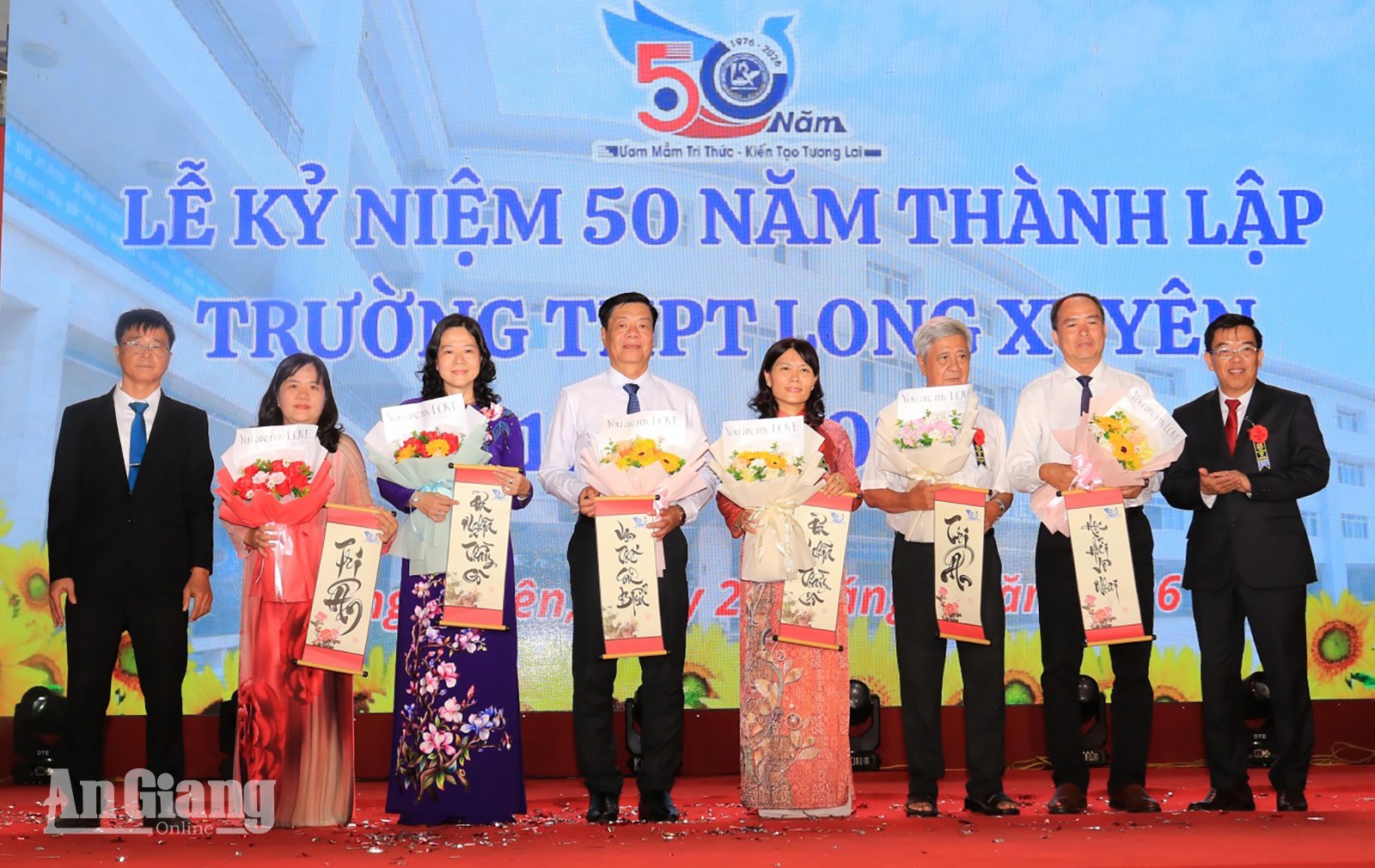 Tặng quà tri ân các lãnh đạo 