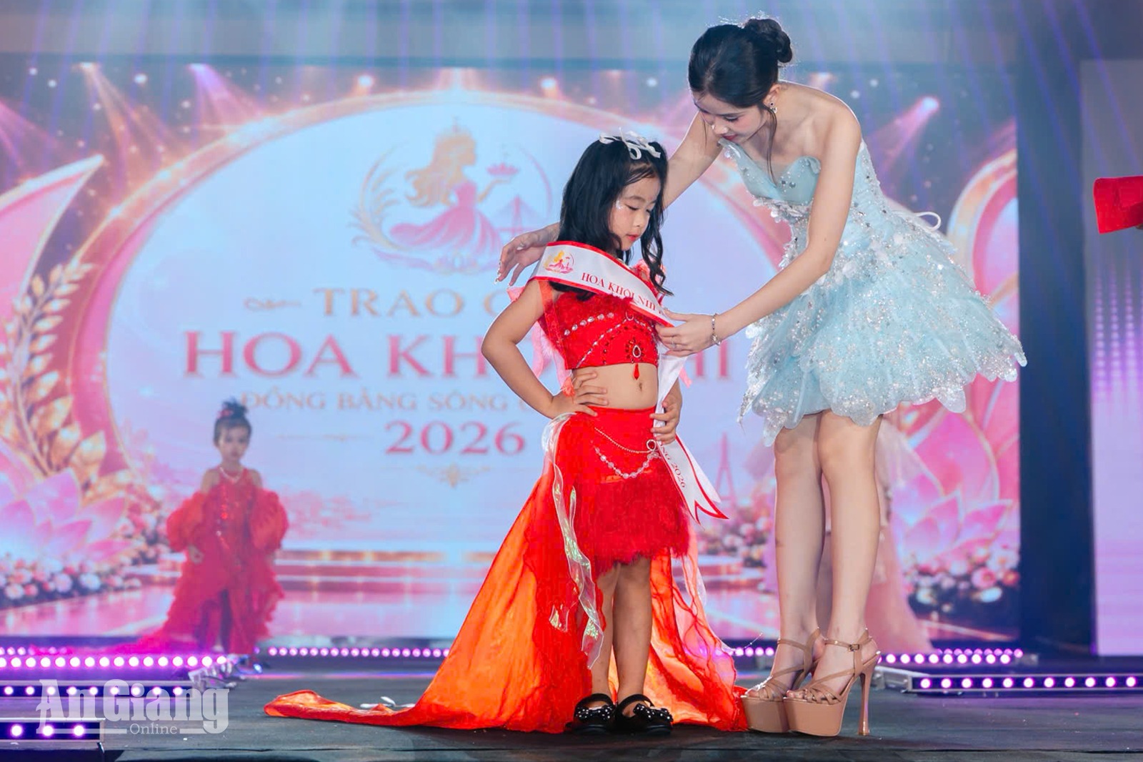 Nguyễn Ngọc Nhã Uyên xuất sắc đoạt ngôi vị Á khôi 4 Hoa khôi Nhí đồng bằng sông Cửu Long 2026