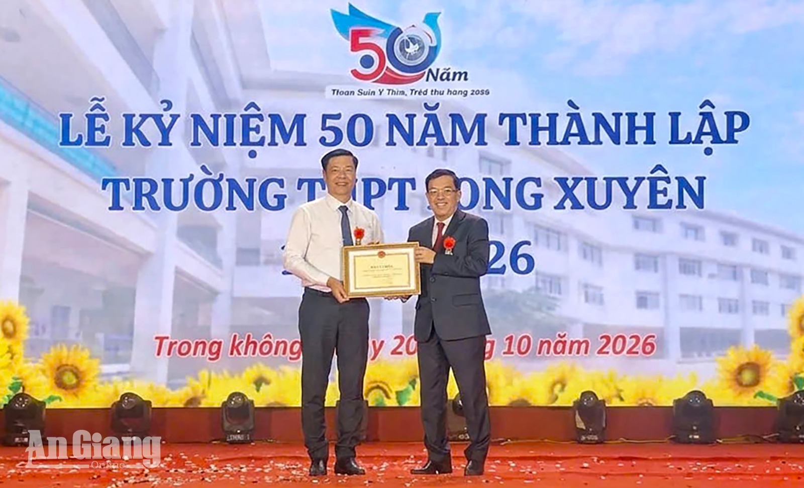 Ông Huỳnh Văn Hóa, Phó Giám đốc Sở giáo dục và đào tạo An Giang¬¬ trao Bằng khen Bộ Giáo dục và đào tạo cho tập thể Trường THPT Long Xuyên