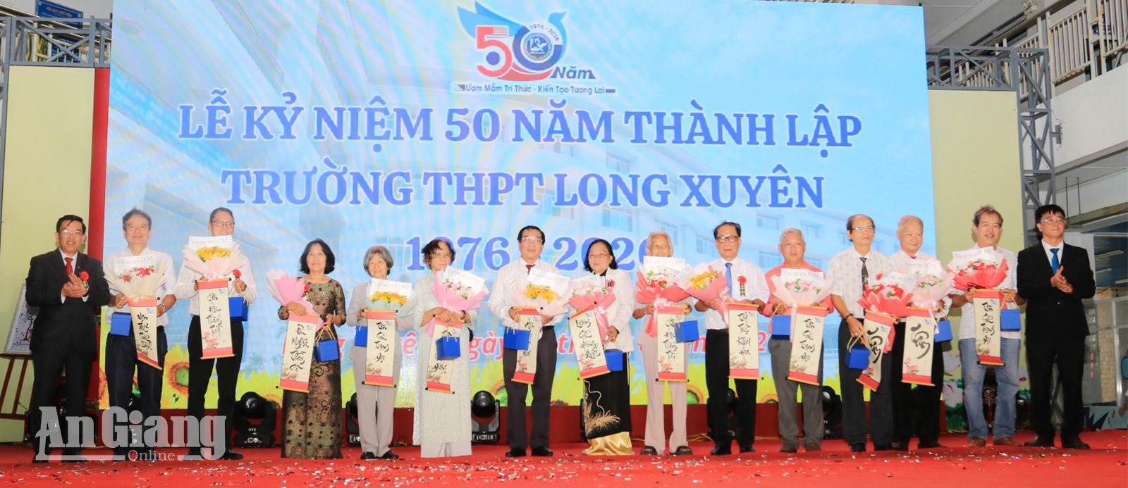 Tặng quà tri ân các thầy qua qua các thời kỳ