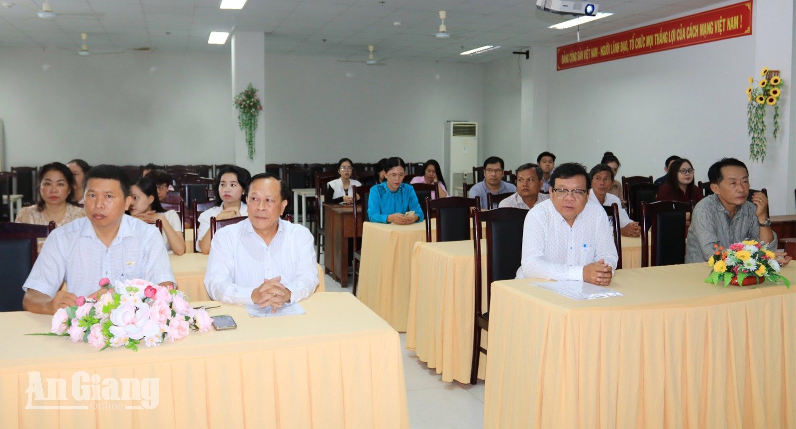 Đại biểu tham dự khai mạc lớp tập huấn
