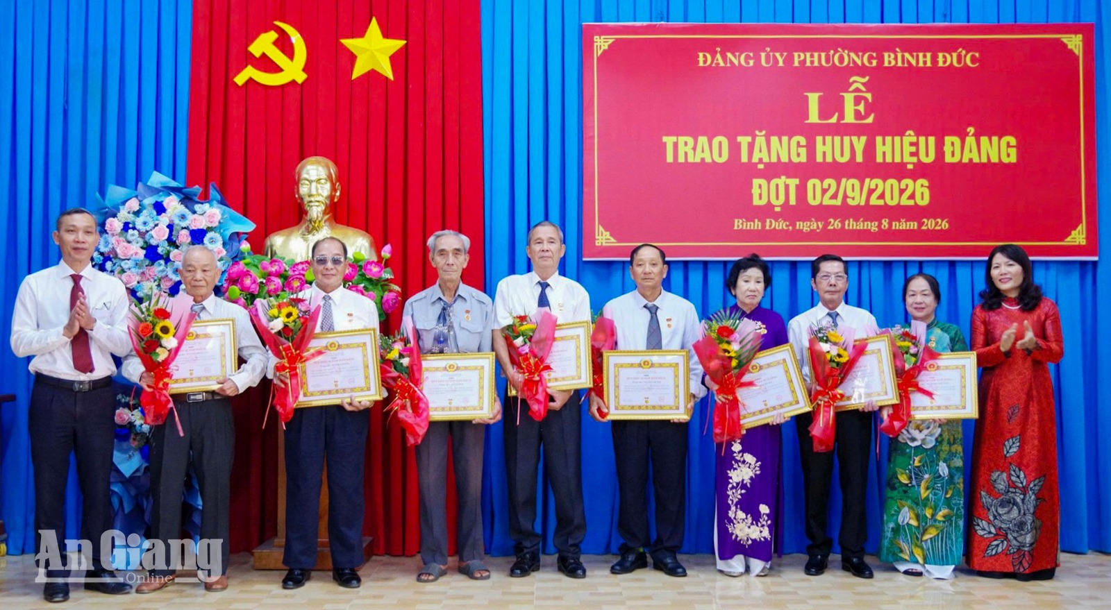 Trao Huy hiệu 55 năm tuổi Đảng cho các đảng viên cao niên