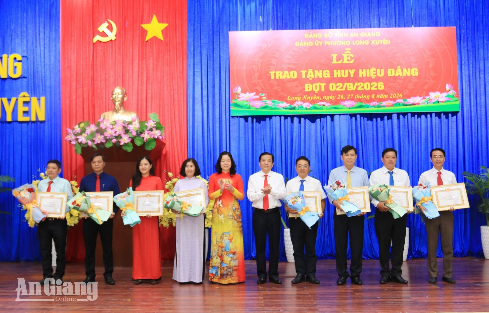 Phó Bí thư Thường trực Đảng ủy Võ Thị Xuân Kiều trao Bằng khen của Ban Thường vụ Tỉnh ủy An Giang cho các cá nhân