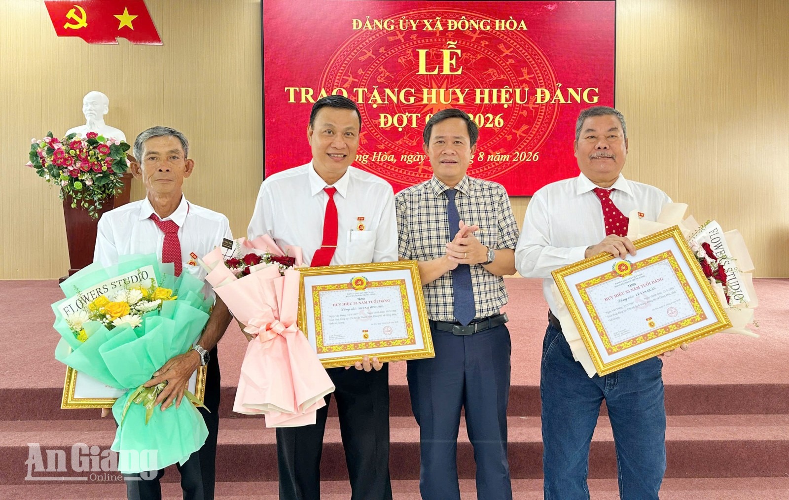 Đông Hòa trao tặng Huy hiệu Đảng cho 14 đảng viên