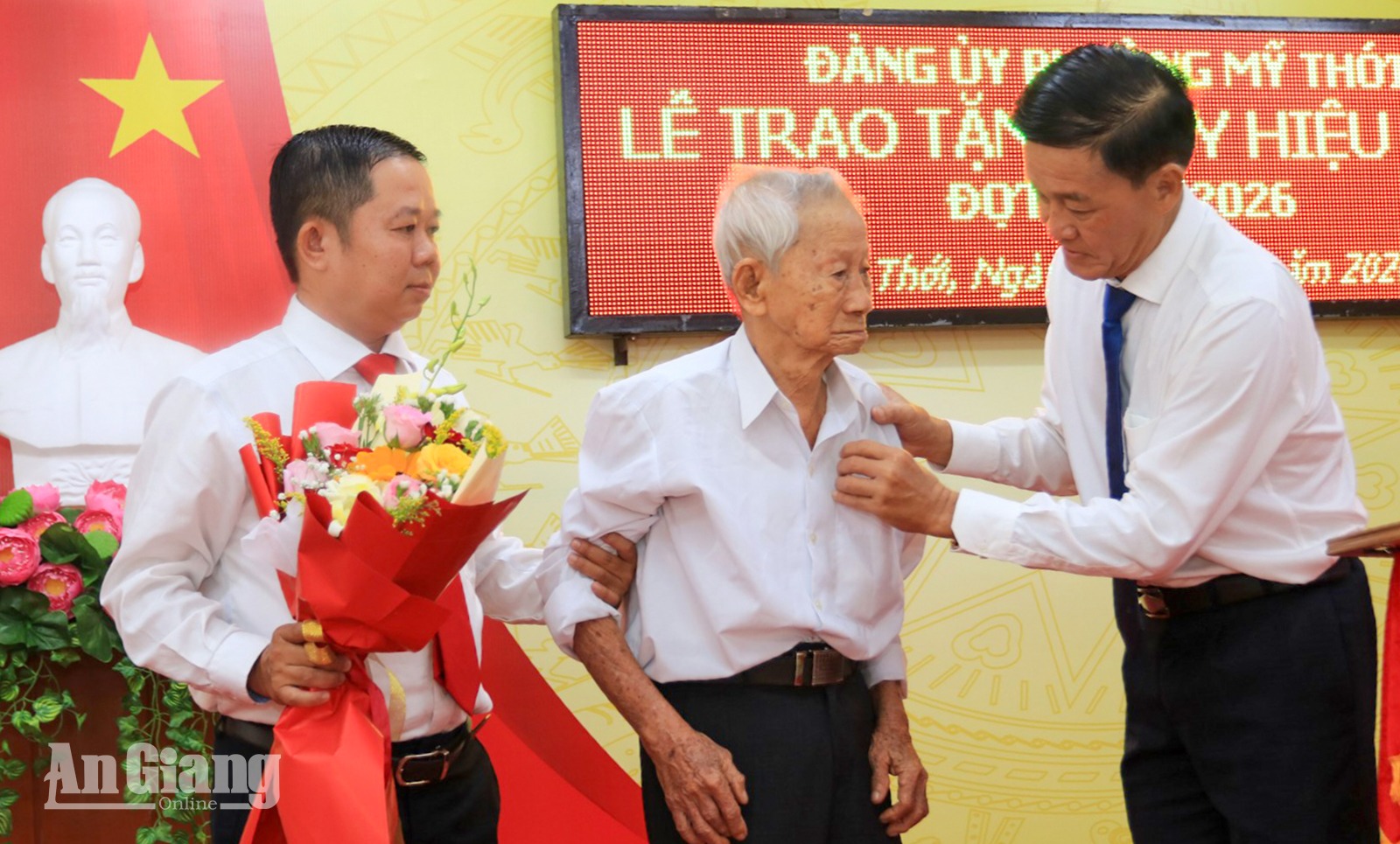 Bí thư Đảng ủy, Chủ tịch HĐND phường Mỹ Thới Trần Minh Nhựt trao Huy hiệu 70 năm tuổi Đảng cho đảng viên cao niên tuổi đảng