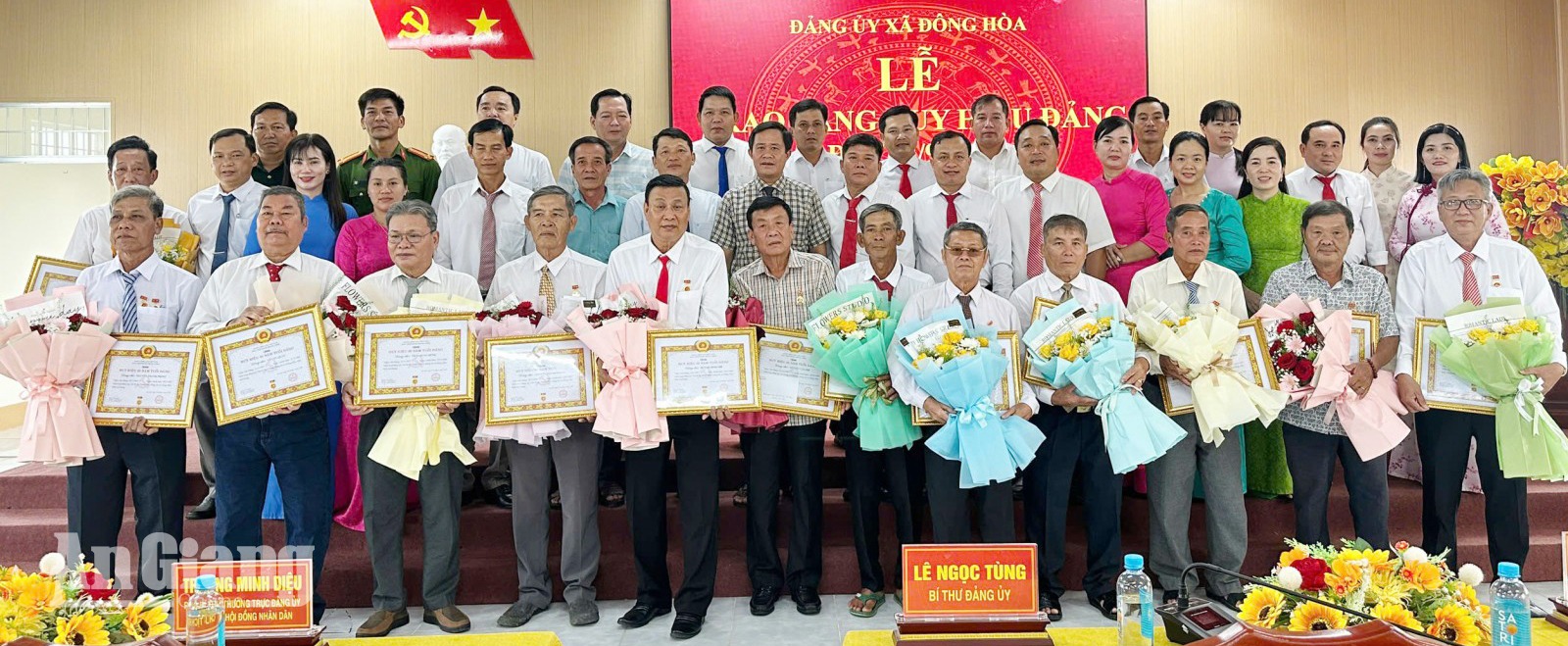 Đông Hòa trao tặng Huy hiệu Đảng cho 14 đảng viên