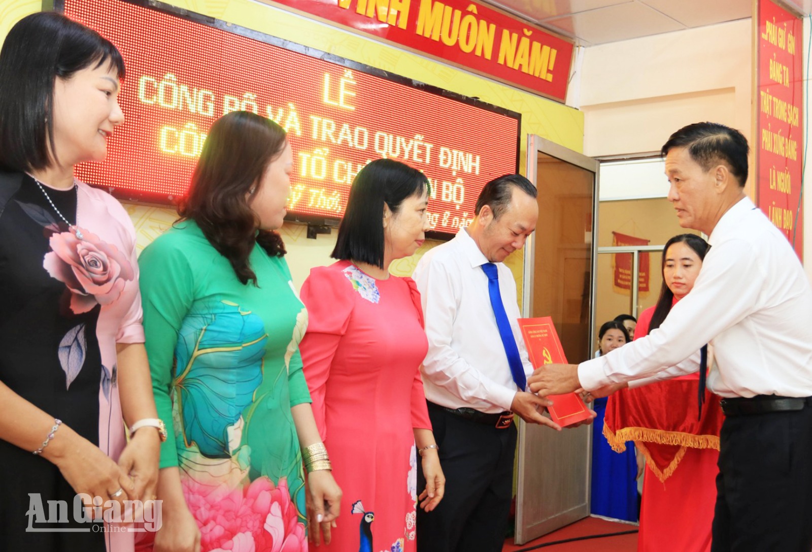 Bí thư Đảng ủy, Chủ tịch HĐND phường Mỹ Thới Trần Minh Nhựt trao Quyết định kết thúc các Chi bộ