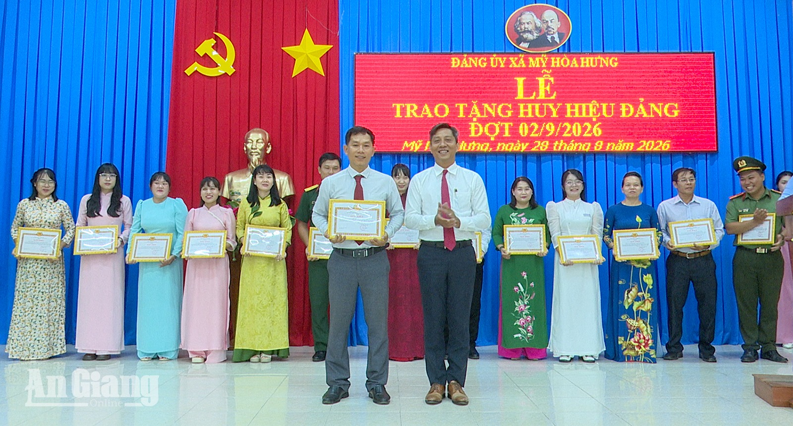 Mỹ Hòa Hưng trao 17 giải cuộc thi tìm hiểu Văn kiện Đại hội Đảng