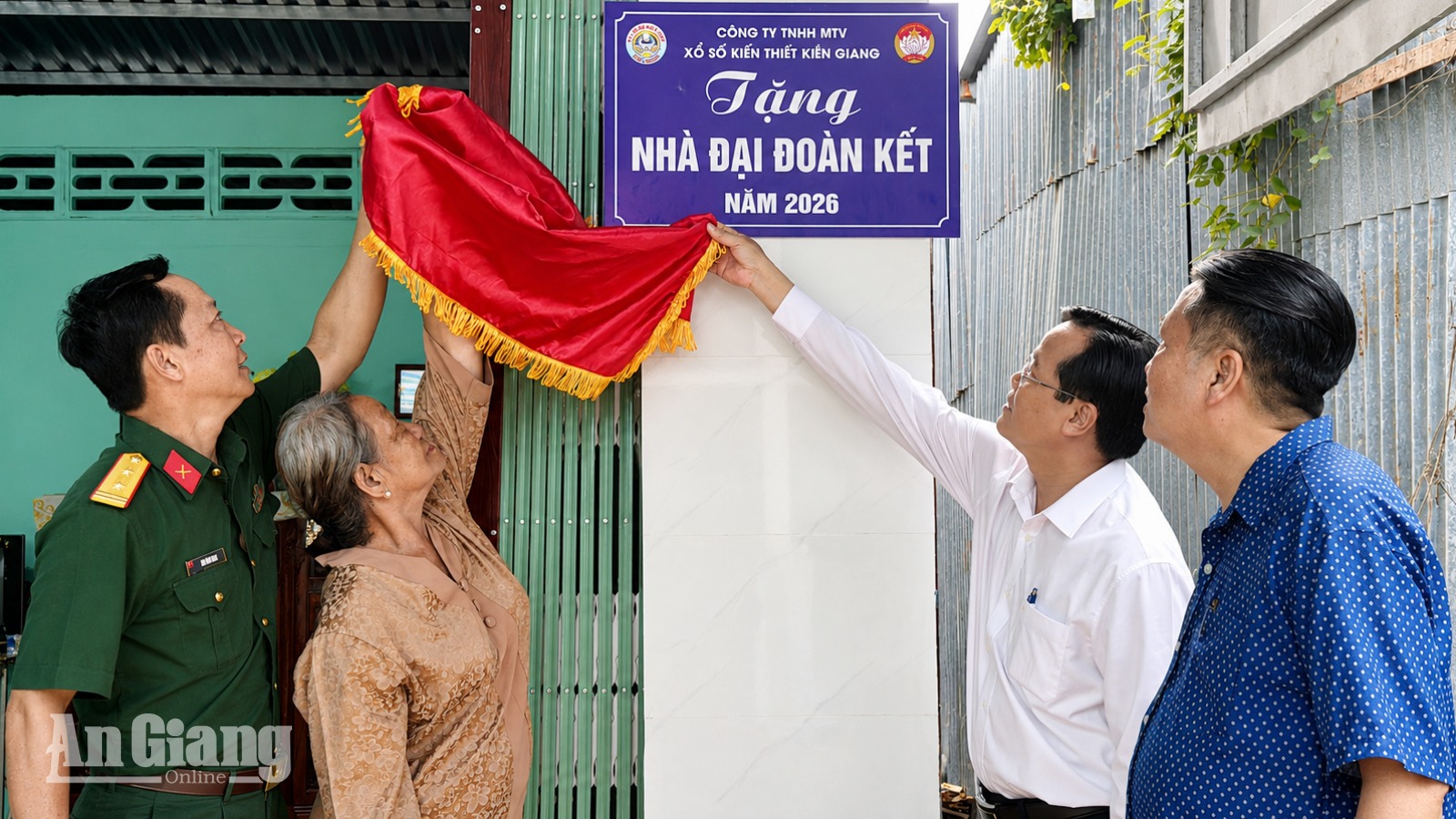 Châu Phong trao 7 căn nhà Đại đoàn kết trị giá gần 500 triệu đồng
