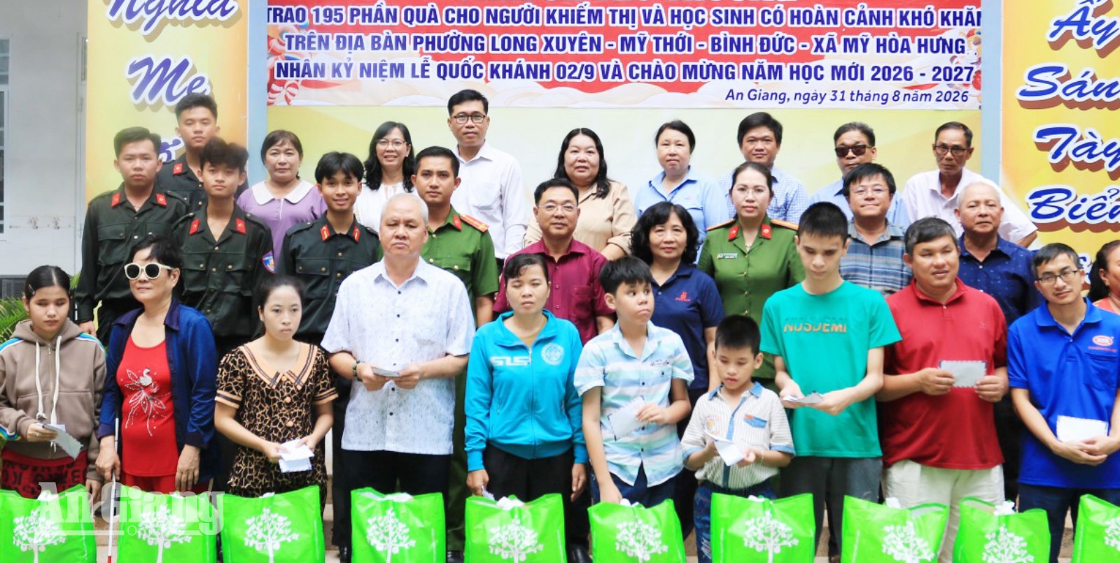 Hội viên, người mù được nhận quà nhân dịp Quốc khánh 02/9