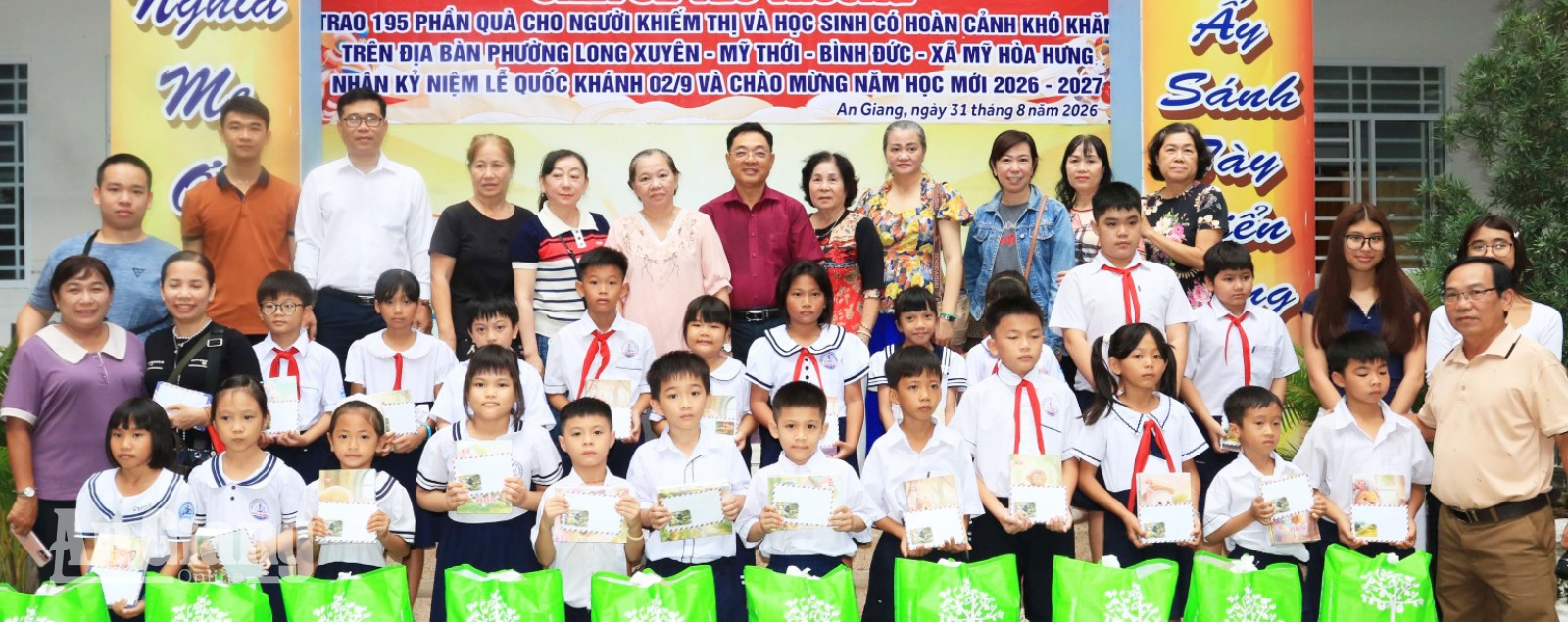 Học sinh có hoàn cảnh khó khăn được nhận quà trước thềm năm học mới