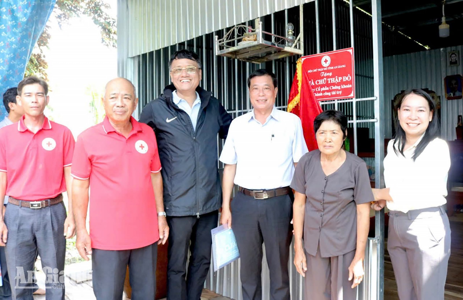 Những mái nhà dựng lại cuộc sống