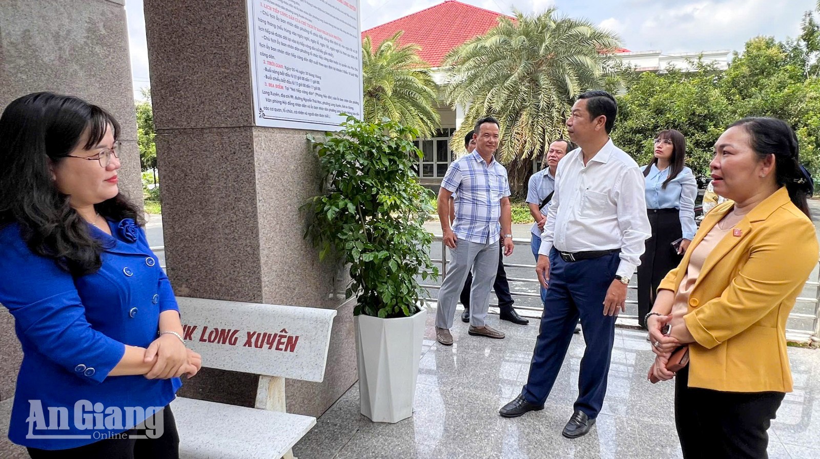 Đoàn Đại biểu Quốc hội tỉnh giám sát thực tế tại phòng tiếp công dân của UBND phường Long Xuyên.