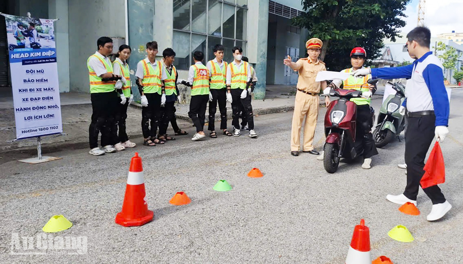 Đội Tuyên truyền, điều tra giải quyết tai nạn và xử lý vi phạm, Phòng Cảnh sát giao thông (Công an tỉnh) tổ chức tuyên truyền, hướng dẫn lái xe an toàn tại Trường Cao đẳng Nghề Kiên Giang