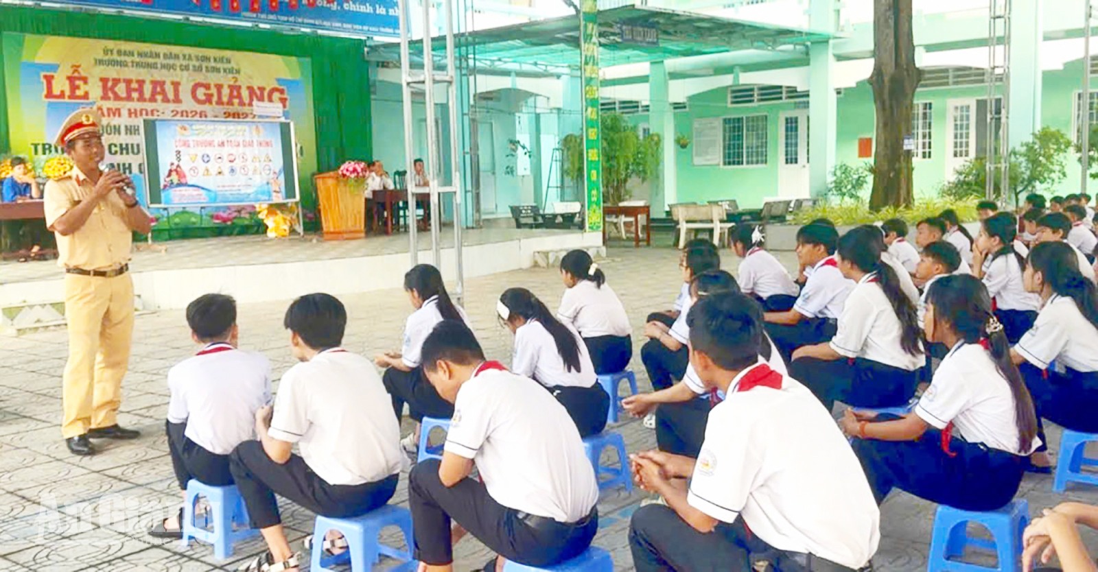 Cán bộ Cảnh sát giao thông tuyên truyền pháp luật an toàn giao thông cho học sinh trường THCS Sơn Kiên